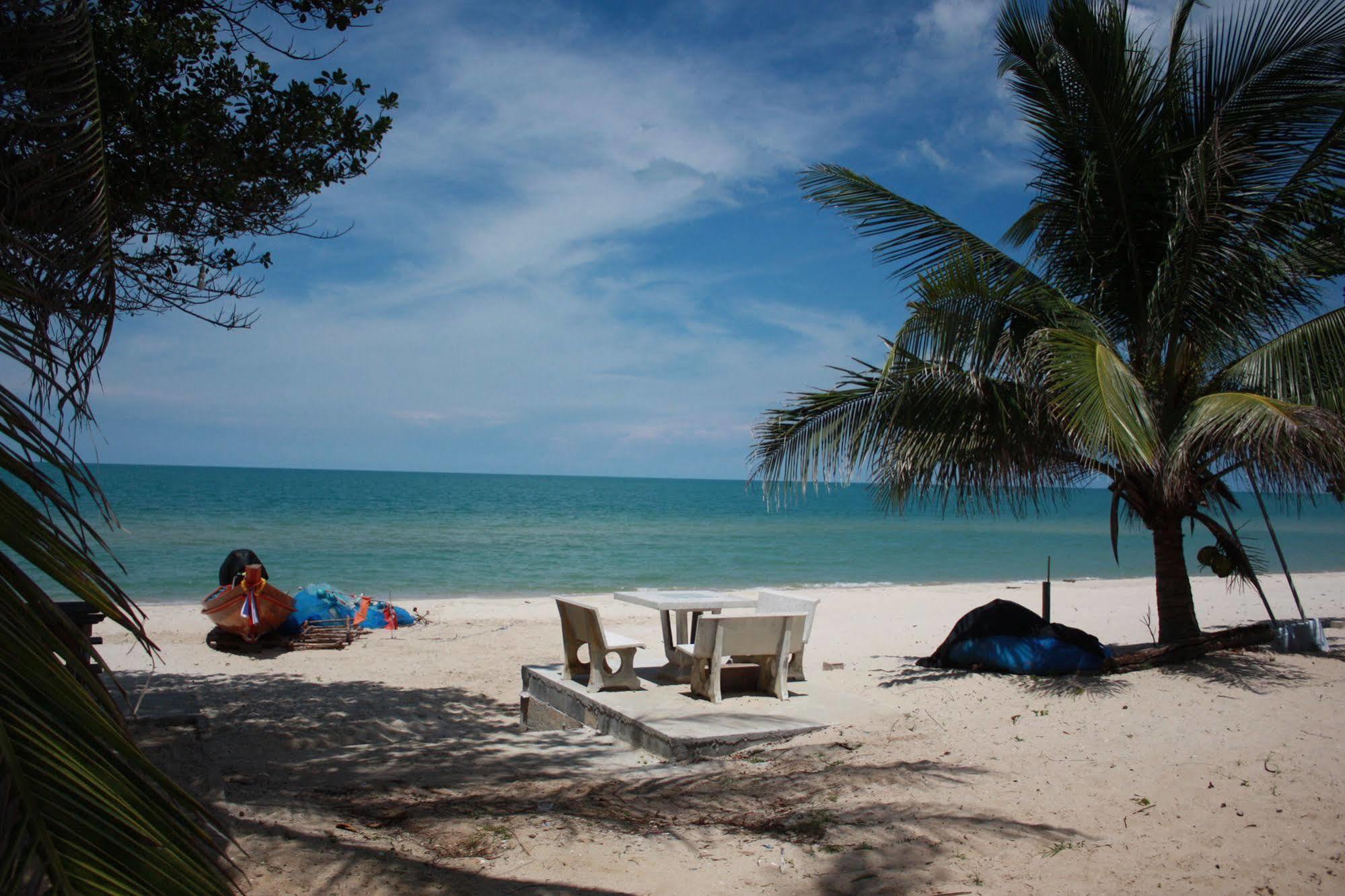 Hotel Phuphat Beach à Khanom Extérieur photo